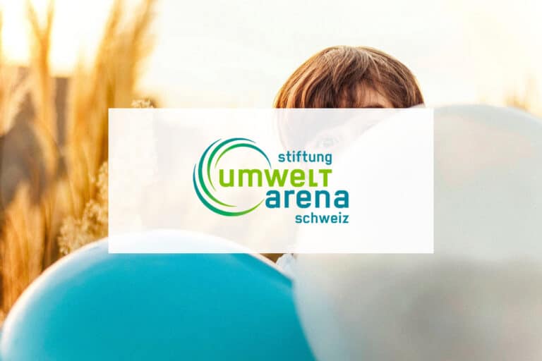 Partner UmweltArena: Logo, imHintergrund Kind in einem Feld vor zwei Bällen