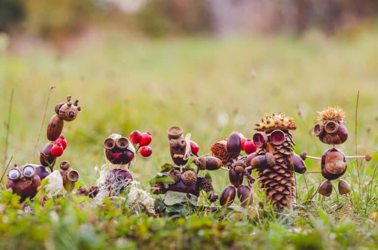 Kastanien Figürchen auf einer Wiese