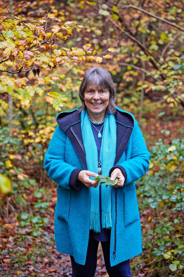 Kräutergarten: Lachende Lisetta Loretz Crameri im Wald mit Blättern in der Hand