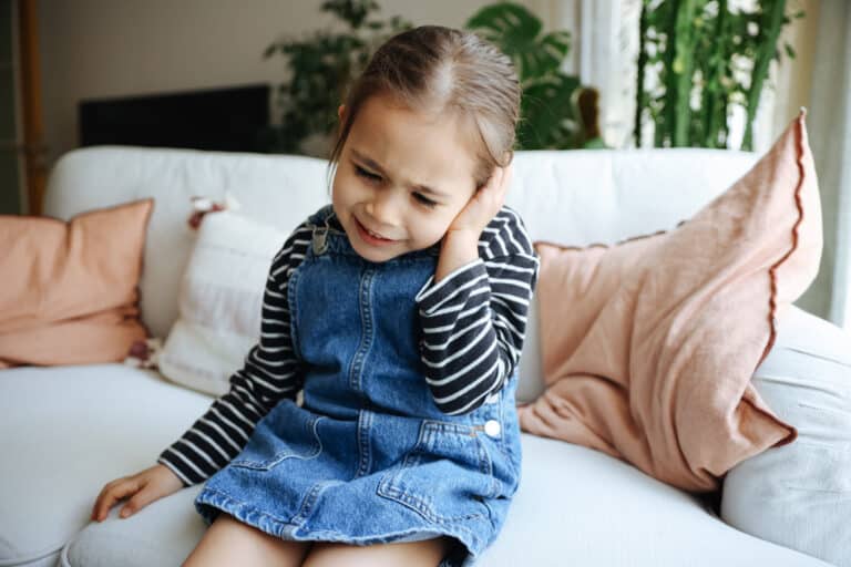 Zwiebelwickel: Mädchen greift sich an schmerzendes Ohr